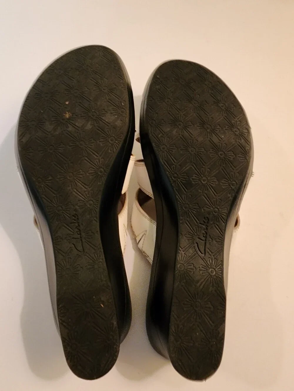 Vintage Clarks White Leather Sandal Pumps with Cute Cutouts